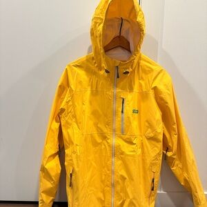 Stio Vibrant Yellow Raincoat with Adjustable Hood and Water-Resistant Fabric
